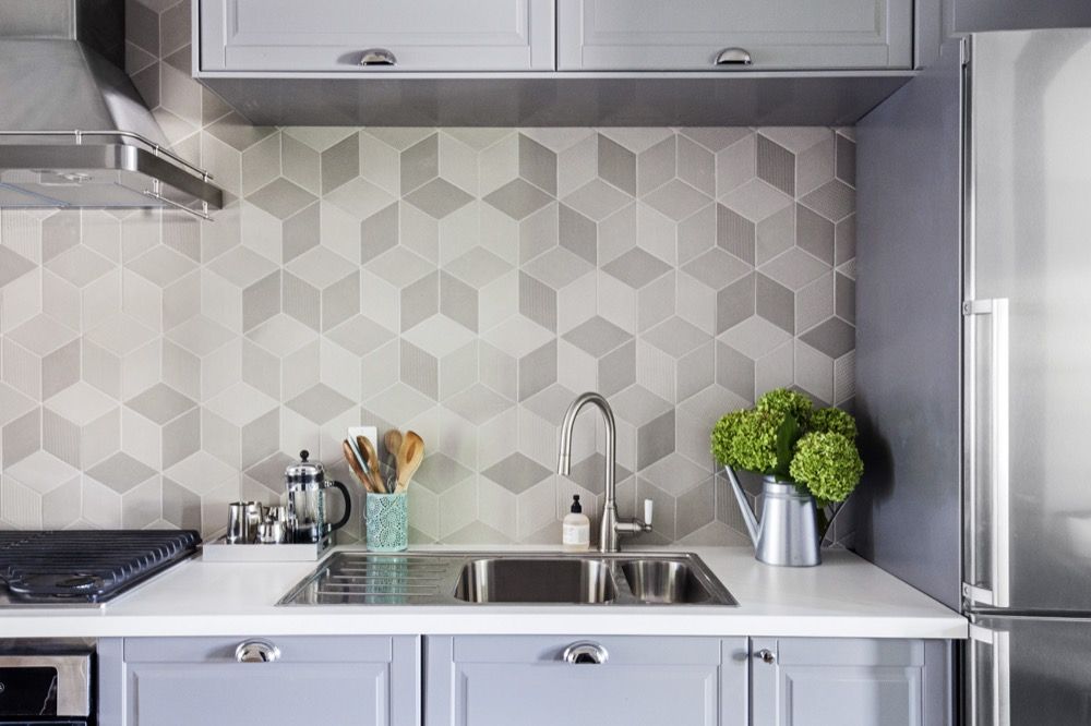 Backsplash berbentuk geometris dapur modern